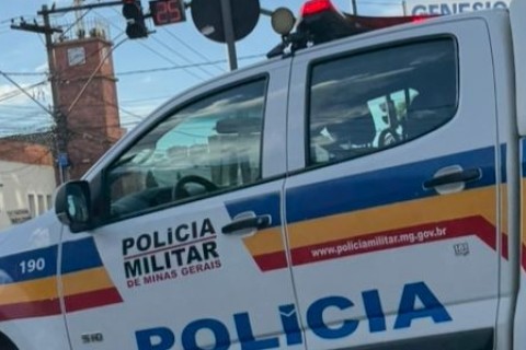 Colisão entre carro e motocicleta deixa ferido em bairro de Pedro Leopoldo