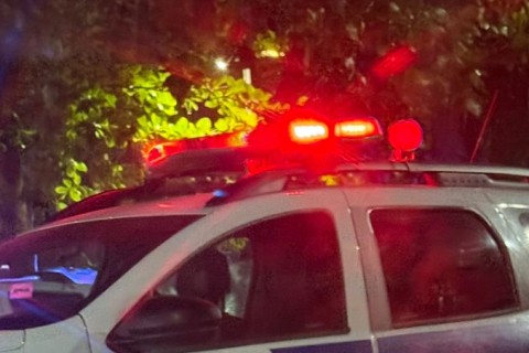 Motorista perde controle de veículo e bate em toco de árvore na Estrada do Urubu, em Pedro Leopoldo