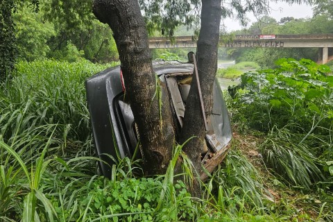 Acidente é registrado na MG-424 após veículo aquaplanar