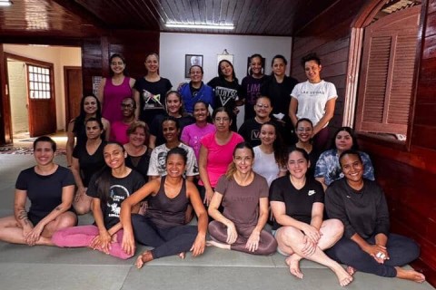 ACADEMIA YAMA JIU-JITSU REALIZA TREINO ESPECIAL EM APOIO AO OUTUBRO ROSA