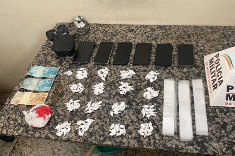 Polícia Militrar apreende 160 papelotes de cocaína e prende seis suspeitos por tráfico no novo campinho, pedro leopoldo