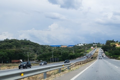 Veículos colidem em trecho da MG-424 durante manobra de retorno