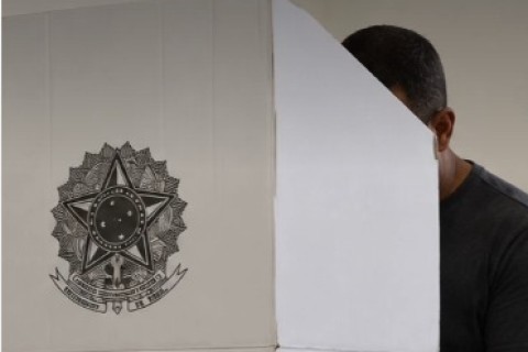 Escola Raimundo Salvador distribuirá senhas devido á fila para votação após as 17hs