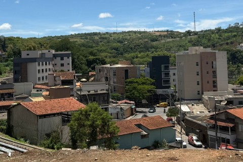 Adolescente fica ferida após colisão entre motocicletas em Pedro Leopoldo