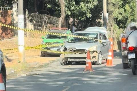 Motorista perde controle e atinge poste no Centro de Pedro Leopoldo