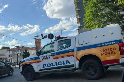 Acidente envolve veículo estacionado na rua em Pedro Leopoldo