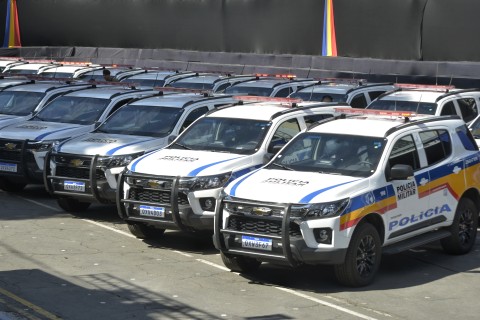 Condutor bate em mureta após passar Quebra-Molas em Pedro Leopoldo