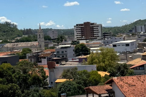 Tentativa de ultrapassagem termina em colisão entre moto e carro no Centro de Pedro Leopoldo