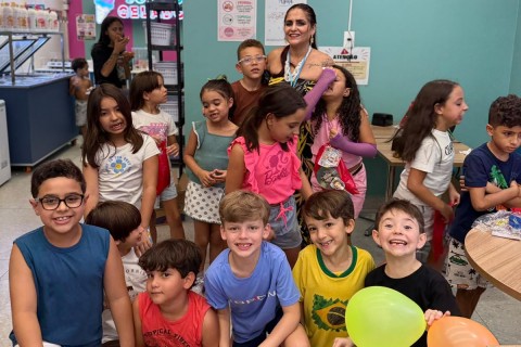 Professora promove festa para alunos e destaca a importância dos vínculos afetivos na educação