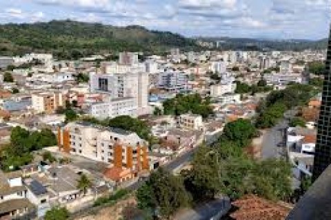 Motociclista fica ferido após acidente provocado por animal na via