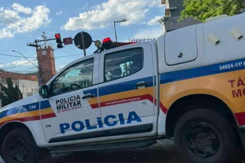 Acidente entre motocicleta e micro-ônibus deixa dois feridos no Centro de Pedro Leopoldo