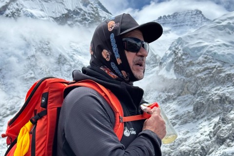DVG Grupo celebra 10 anos com bandeira no Everest e feitos históricos no montanhismo