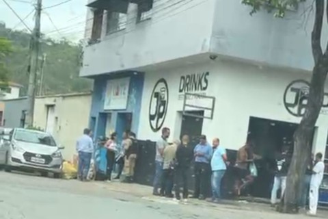 Assalto a comércio no Centro de Pedro Leopoldo termina com disparo e fuga em veículo alugado