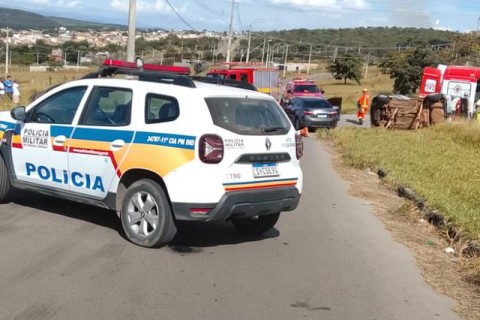 Motorista fica preso em carro após colisão entre veículos no bairro São Pedro, em Pedro Leopoldo
