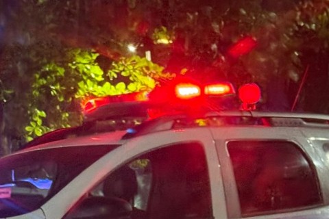 Pneu se solta de veículo e atinge carro no Centro de Pedro Leopoldo