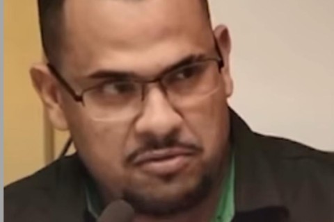 Vereador cobra soluções concretas, critica ações de marketing político e pede providências para via no Rômulo Joviano