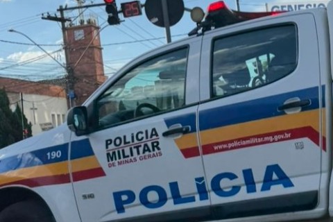 Veículo é arrombado e bolsa é furtada no Centro de Pedro Leopoldo