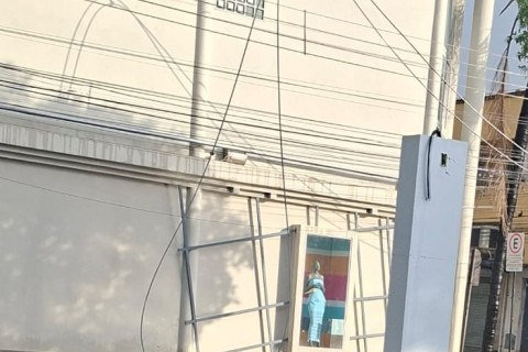Rua é interditada após transformador estourar e fios  caírem em Pedro Leopoldo