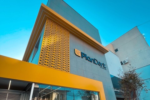 PlanDent prepara em outubro campanha com condições especiais para implantes, aparelhos e facetas