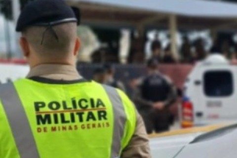 Motorista tenta fugir de abordagem policial e colide com meio-fio em Pedro Leopoldo