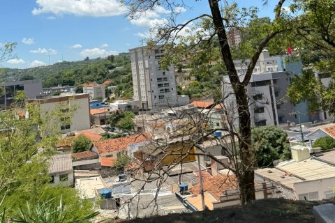 Carro pega fogo em garagem de residência durante a noite em Pedro Leopoldo