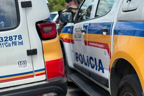 Carro sai da pista após motorista perder controle na Rodovia Neves