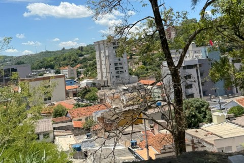 Acidente entre moto e carro deixa motociclista ferido no Centro de Pedro Leopoldo