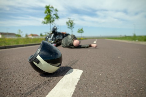 Acidente entre carro e motocicleta deixa feridos no centro de Matozinhos