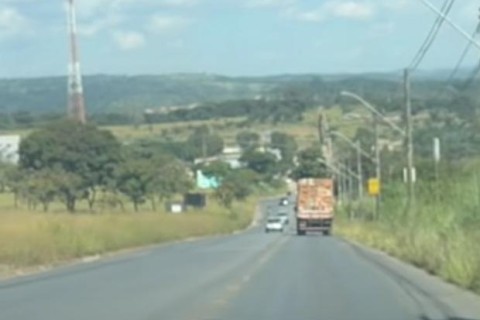 Motociclista fica ferido após colisão com carro em rotatória de Pedro Leopoldo