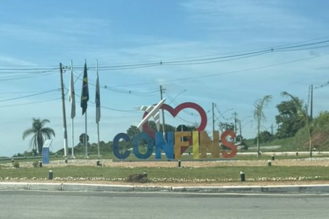 Motorista deixa local de acidente após colisão na área de desembarque do Aeroporto de Confins