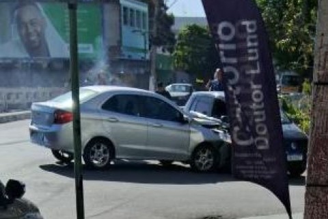 Colisão entre dois carros assusta moradores em Pedro Leopoldo, mas não deixa feridos